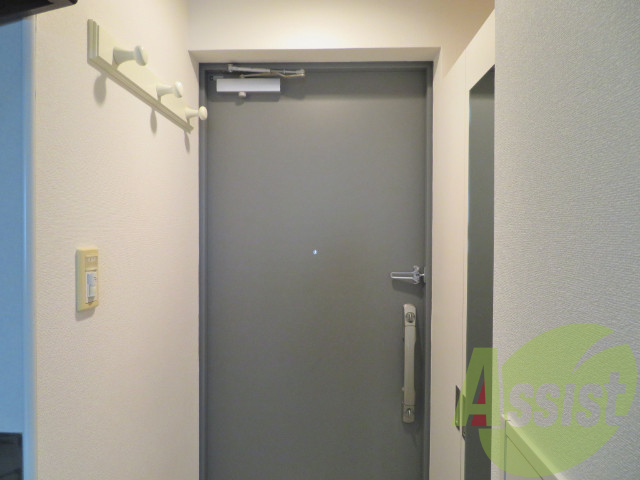 玄関はコートなどが掛けられるので、便利ですよ。 玄関はコートなどが掛けられるので、便利ですよ。