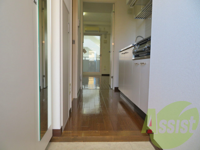 玄関からも陽の光が見えて、気持ちが良いですね。 玄関からも陽の光が見えて、気持ちが良いですね。