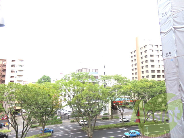 眺望はこちら。遠くの建物まで見渡せますね~。 眺望はこちら。遠くの建物まで見渡せますね~。