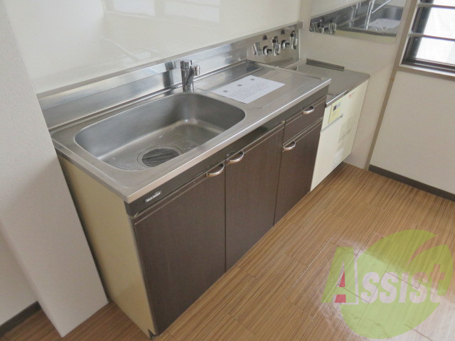 シンプルなキッチンです。一人暮らしは最適ですね。 シンプルなキッチンです。一人暮らしは最適ですね。