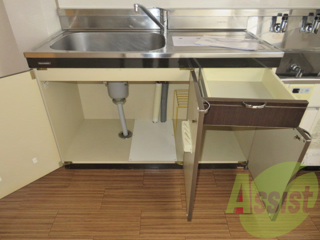 キッチン下の収納はこちら。食器などを収納できます。 キッチン下の収納はこちら。食器などを収納できます。