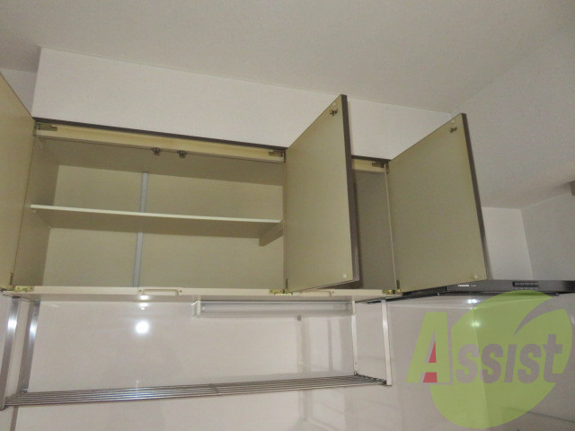 キッチン上段に収納がありますので、食器などを収納出来ます。 キッチン上段に収納がありますので、食器などを収納出来ます。