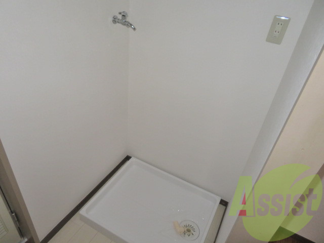 洗濯機置き場の上に収納スペースがありました。 洗濯機置き場の上に収納スペースがありました。