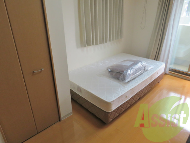 寝室はリビングと同室です。ベットが設置されているので便利 寝室はリビングと同室です。ベットが設置されているので便利