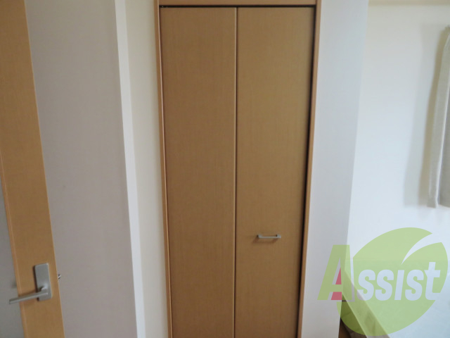 クローゼット収納の中を見るのが楽しみですね。 クローゼット収納の中を見るのが楽しみですね。