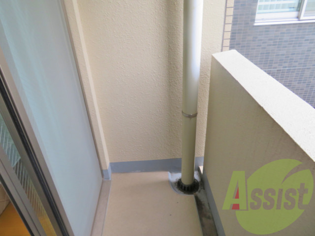 バルコニーには、洗濯物を干せるスペースが有るので安心ですね。 バルコニーには、洗濯物を干せるスペースが有るので安心ですね。