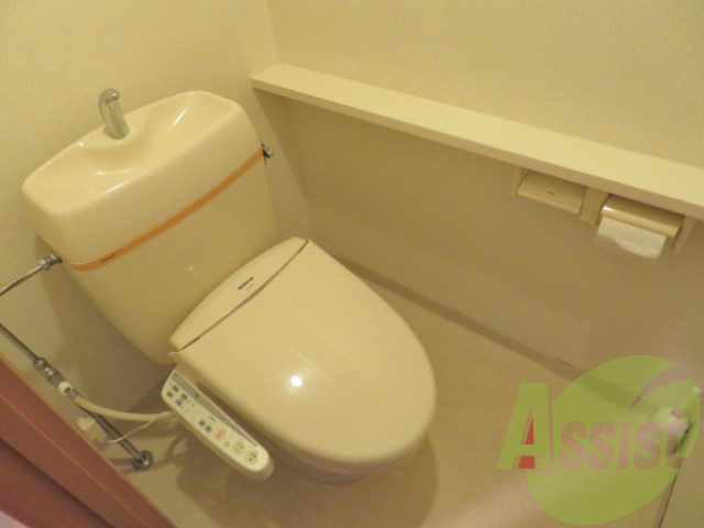 トイレには、ウォシュレットが設置されているので便利ですね。 トイレには、ウォシュレットが設置されているので便利ですね。