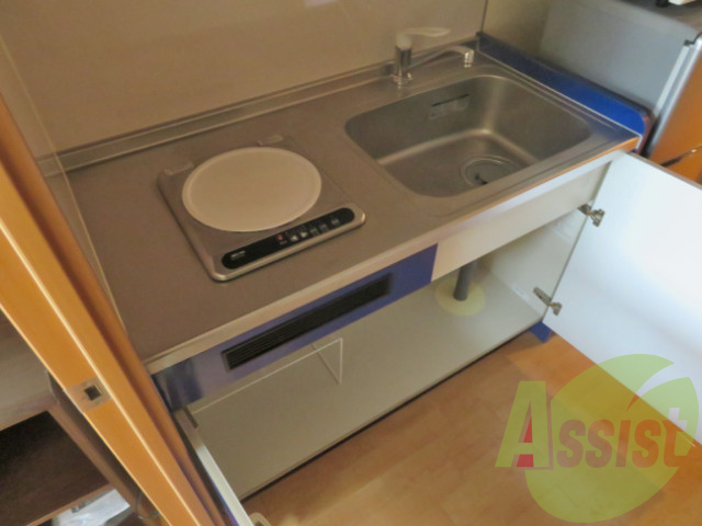 キッチン下収納が付いています。調理器具など収納出来て便利です キッチン下収納が付いています。調理器具など収納出来て便利です