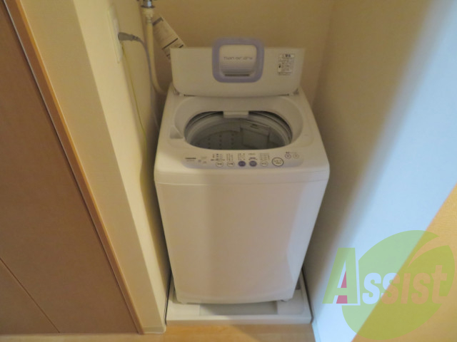 洗濯機が設置されているので洗濯物にも困りませんね。 洗濯機が設置されているので洗濯物にも困りませんね。
