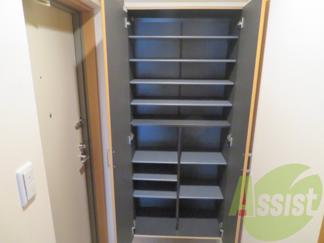 シューズボックスが設置されていて沢山収納できそうですね。 シューズボックスが設置されていて沢山収納できそうですね。