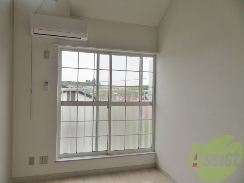 4.4帖の洋室のお写真です。陽が入って明るいですね。 4.4帖の洋室のお写真です。陽が入って明るいですね。