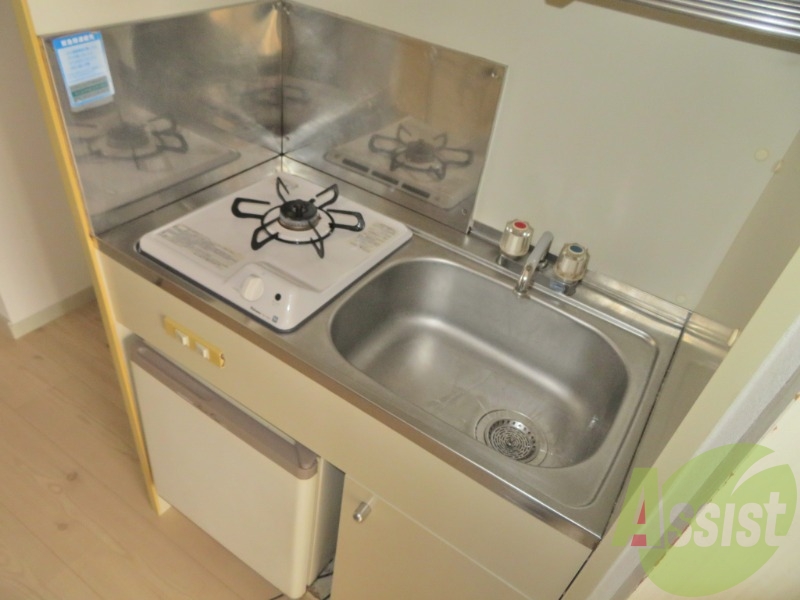 シンプルなキッチンです。一人暮らしにはちょうどいいサイズ。 シンプルなキッチンです。一人暮らしにはちょうどいいサイズ。