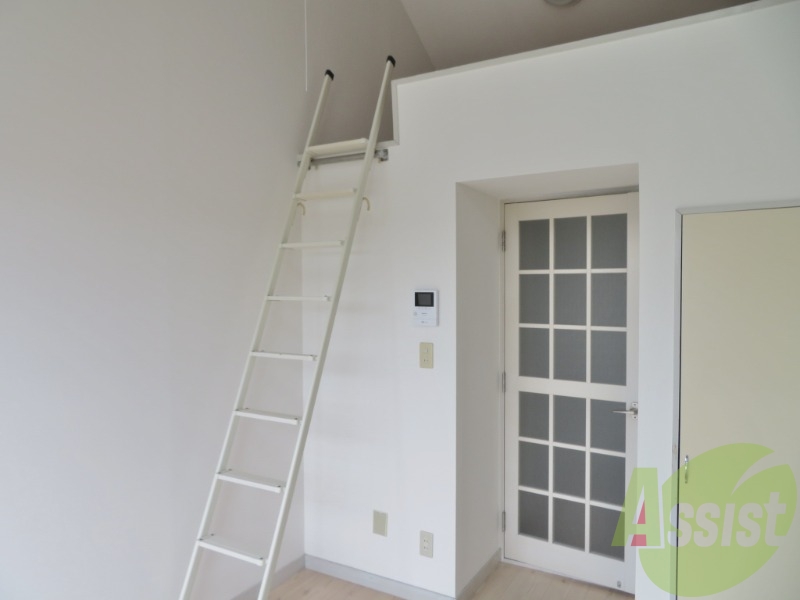 別の角度から洋室を撮影しました。日射しがあり明るい印象。 別の角度から洋室を撮影しました。日射しがあり明るい印象。