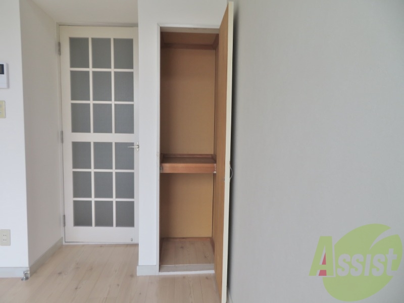 クローゼットを開けてみました。奥行きと幅がありますね。 クローゼットを開けてみました。奥行きと幅がありますね。