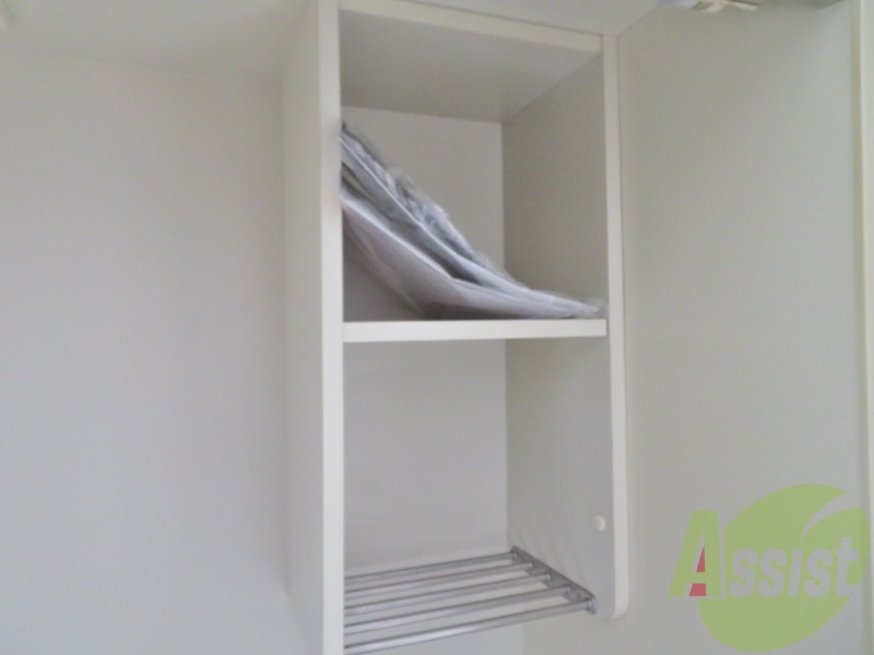 キッチン上段に収納がありますので、食器などを収納出来ます。 キッチン上段に収納がありますので、食器などを収納出来ます。