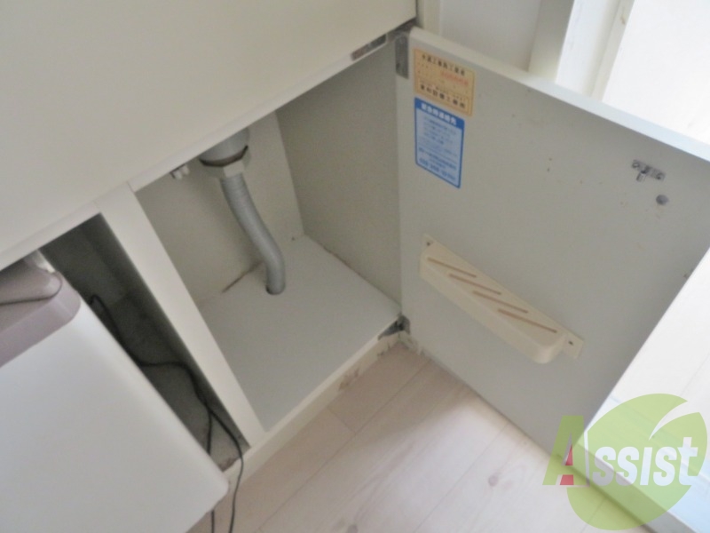 キッチン下にも収納が付いております。 キッチン下にも収納が付いております。