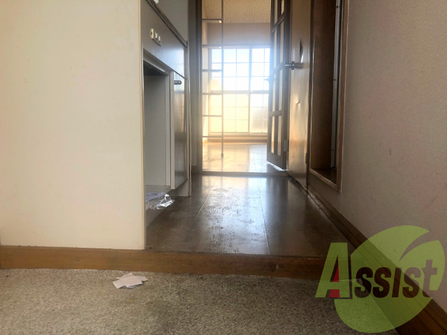 外から玄関を撮影してみました。広いリビングに繋がっています。 外から玄関を撮影してみました。広いリビングに繋がっています。