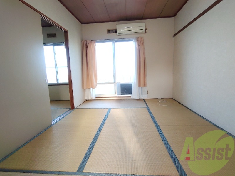 広くきれいなリビングは明るい光も良く差します。 広くきれいなリビングは明るい光も良く差します。