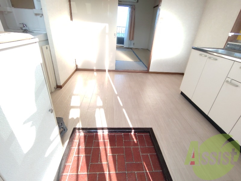 玄関からの様子です。綺麗なフローリングが広がっています。 玄関からの様子です。綺麗なフローリングが広がっています。