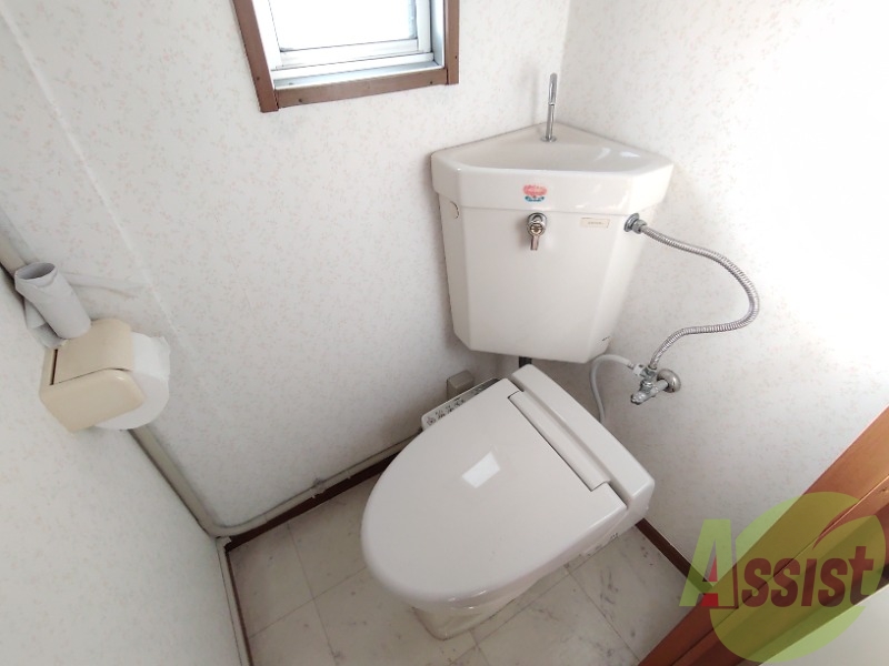 トイレは綺麗でウォッシュレットも付いて快適にお使い頂けます。 トイレは綺麗でウォッシュレットも付いて快適にお使い頂けます。