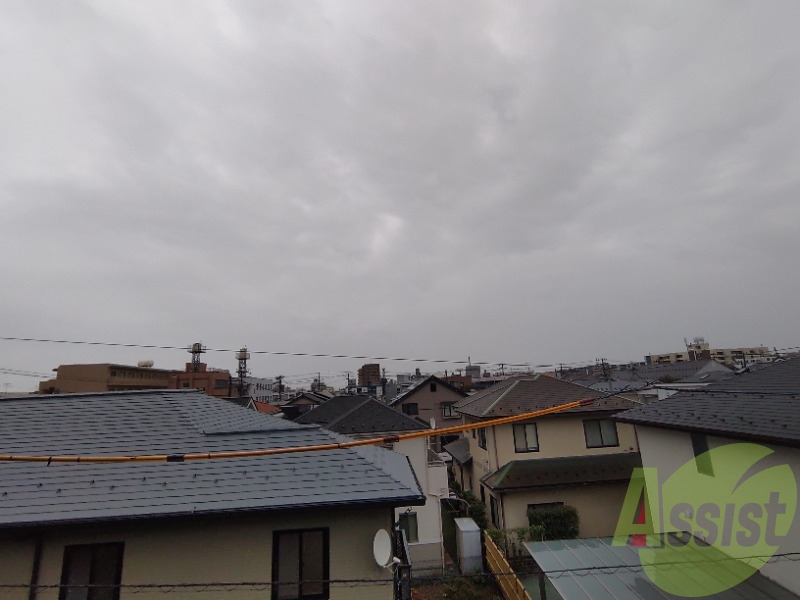 バルコニーからの眺望になります。空が良く見えますね。 バルコニーからの眺望になります。空が良く見えますね。