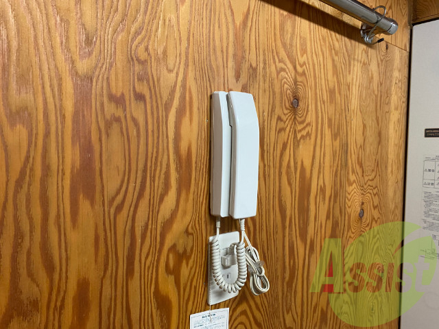 ドアホンタイプの、インターホンが付いておりますね ドアホンタイプの、インターホンが付いておりますね