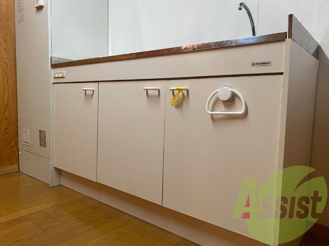 キッチン下部には、奥行き十分の収納が付いております キッチン下部には、奥行き十分の収納が付いております