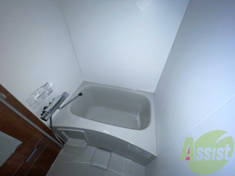 浴室はシンプル。一人暮らしにはちょうど良いサイズですね。 浴室はシンプル。一人暮らしにはちょうど良いサイズですね。