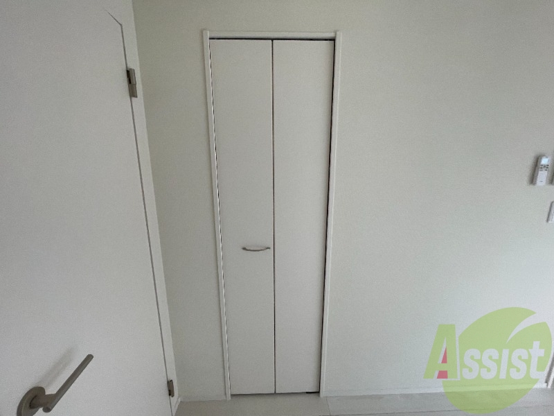 洋室のクローゼットは一人暮らしにはちょうど良いサイズですね。 洋室のクローゼットは一人暮らしにはちょうど良いサイズですね。