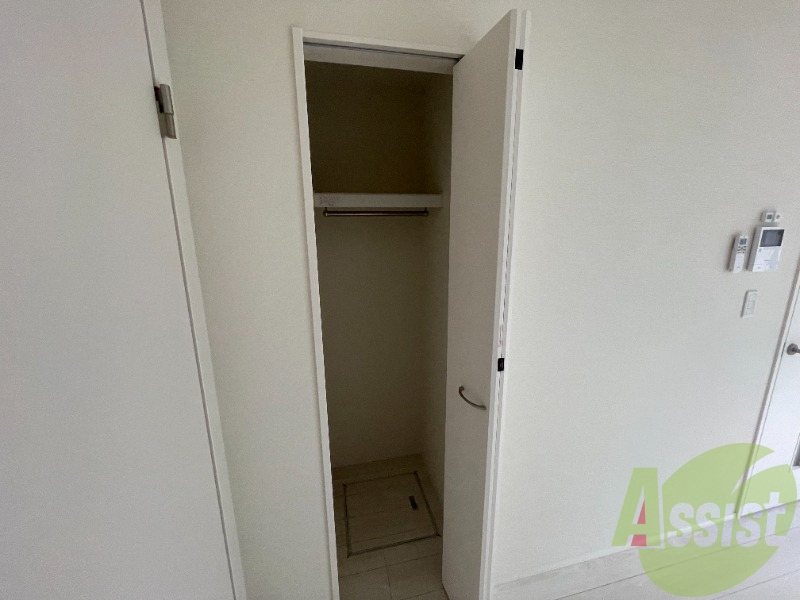 クローゼットを開けてみました。奥行きがあり広めですね。 クローゼットを開けてみました。奥行きがあり広めですね。