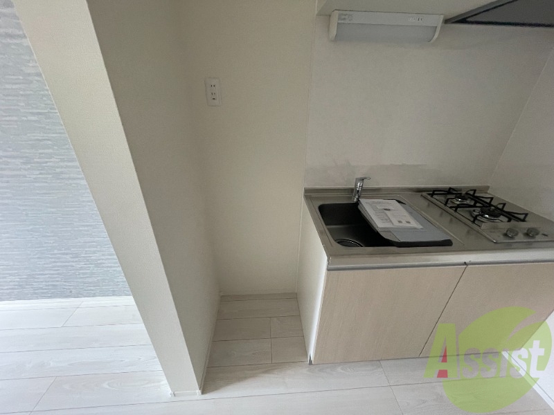 冷蔵庫を置くスペースはキッチンのすぐ隣にあります。 冷蔵庫を置くスペースはキッチンのすぐ隣にあります。