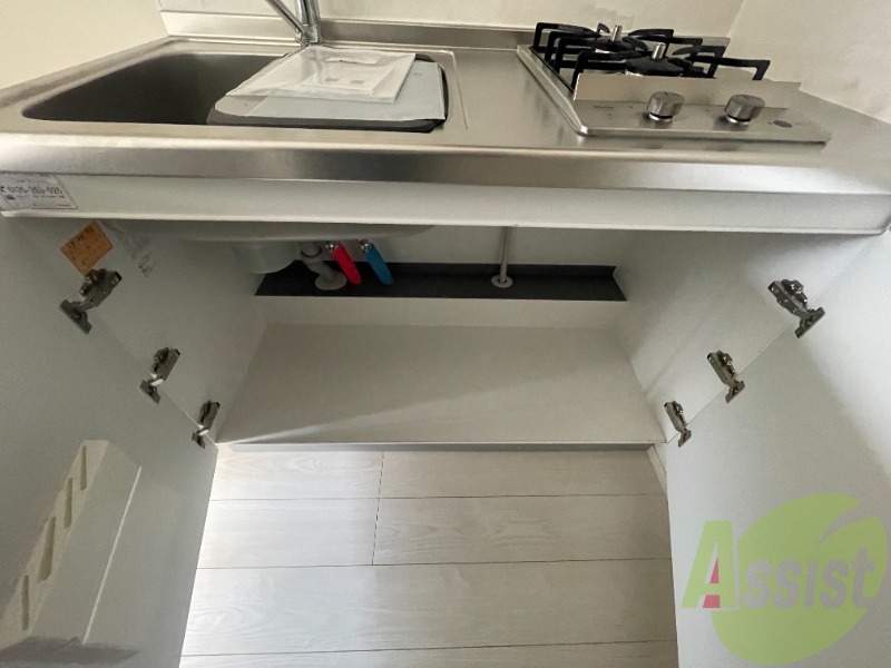 キッチン下部の収納には食器や鍋を入れましょう。 キッチン下部の収納には食器や鍋を入れましょう。