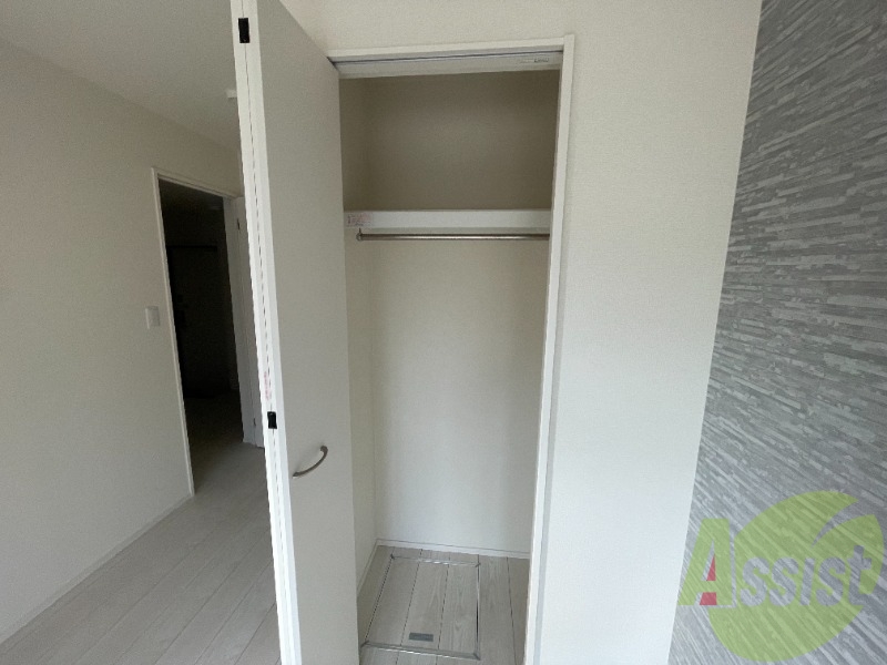 クローゼットを開けてみました。奥行きがあり広めですね。 クローゼットを開けてみました。奥行きがあり広めですね。