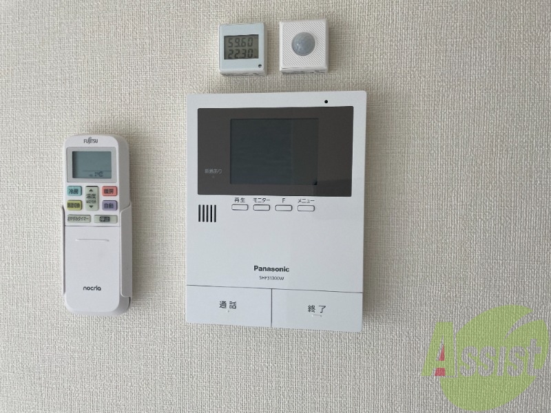 インターホンはモニタ―付き。来客があった時に安心ですね。 インターホンはモニタ―付き。来客があった時に安心ですね。