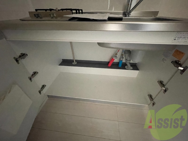 キッチン下部の収納には食器や鍋を入れましょう。 キッチン下部の収納には食器や鍋を入れましょう。