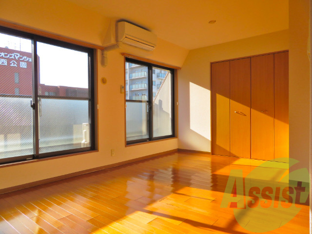 日差しがたっぷり入り明るいリビングですね。 日差しがたっぷり入り明るいリビングですね。