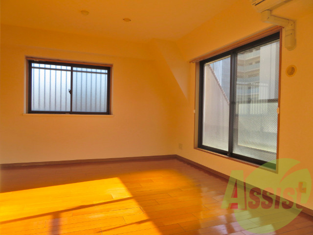 お部屋は10.3帖広々フローリングです。 お部屋は10.3帖広々フローリングです。