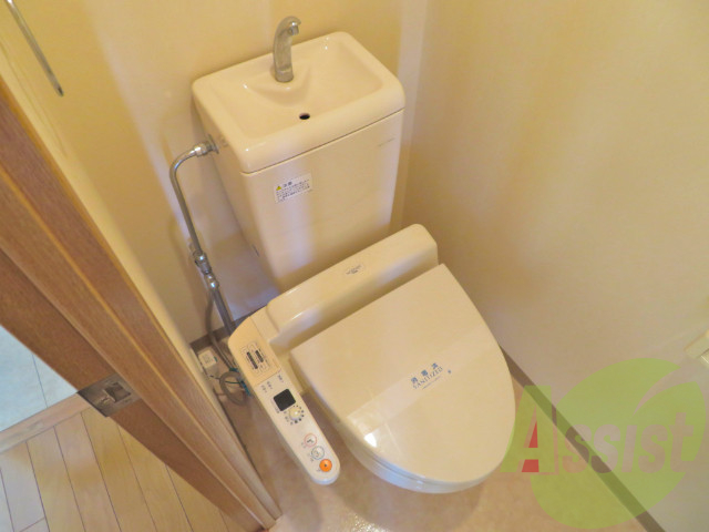 トイレは嬉しいウォシュレットつきですよ。 トイレは嬉しいウォシュレットつきですよ。