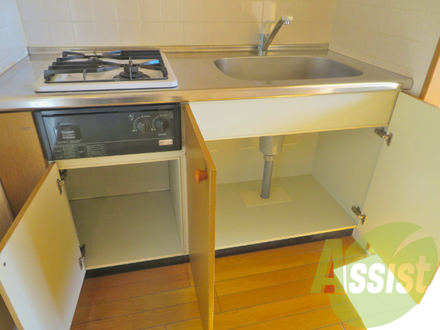 キッチン下にはこんなに収納が出来ますよー。 キッチン下にはこんなに収納が出来ますよー。