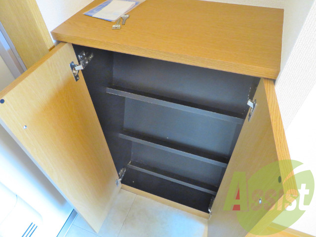 玄関わきにはシューズボックスが付いて助かりますね 玄関わきにはシューズボックスが付いて助かりますね