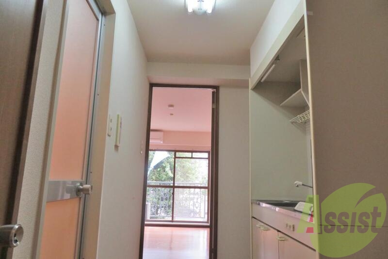 リビングからの光も入り明るい玄関です。 リビングからの光も入り明るい玄関です。