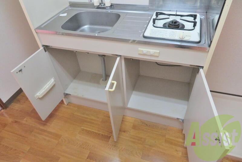 キッチン下にはお鍋や調味料など入れれますね。 キッチン下にはお鍋や調味料など入れれますね。