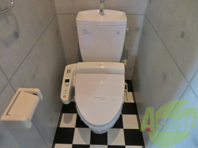 トイレにはウォシュレットが付いているので、助かります トイレにはウォシュレットが付いているので、助かります