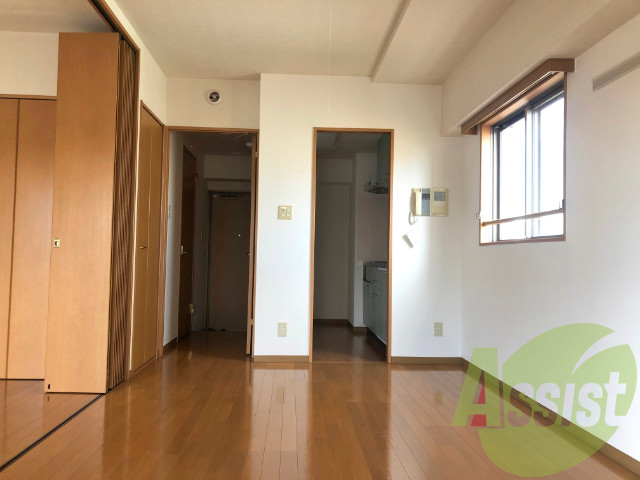別角度のリビングです。角部屋なので出窓もあり陽が良く入ります 別角度のリビングです。角部屋なので出窓もあり陽が良く入ります