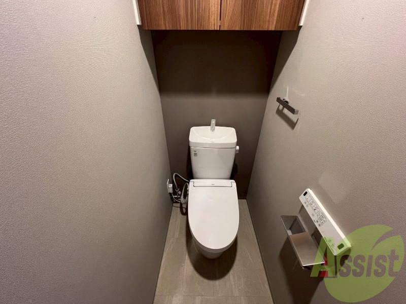 トイレは収納スペースがあり備品を入れておくことができます。 トイレは収納スペースがあり備品を入れておくことができます。