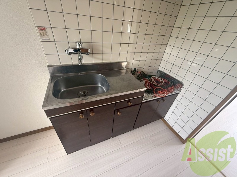 キッチンはガスキッチンです。2口コンロも余裕で置けちゃいます キッチンはガスキッチンです。2口コンロも余裕で置けちゃいます