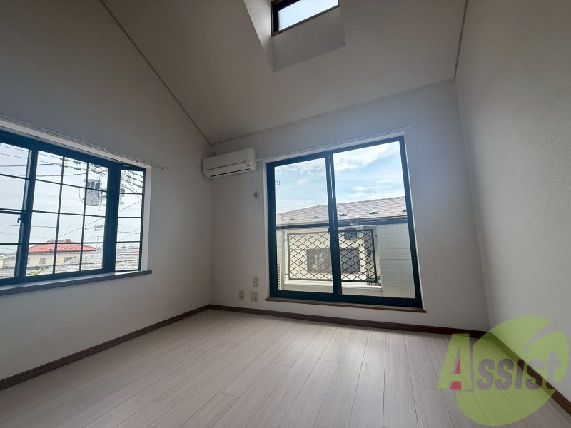 リビングと寝室は共同です。家具の配置などお考え下さい。 リビングと寝室は共同です。家具の配置などお考え下さい。