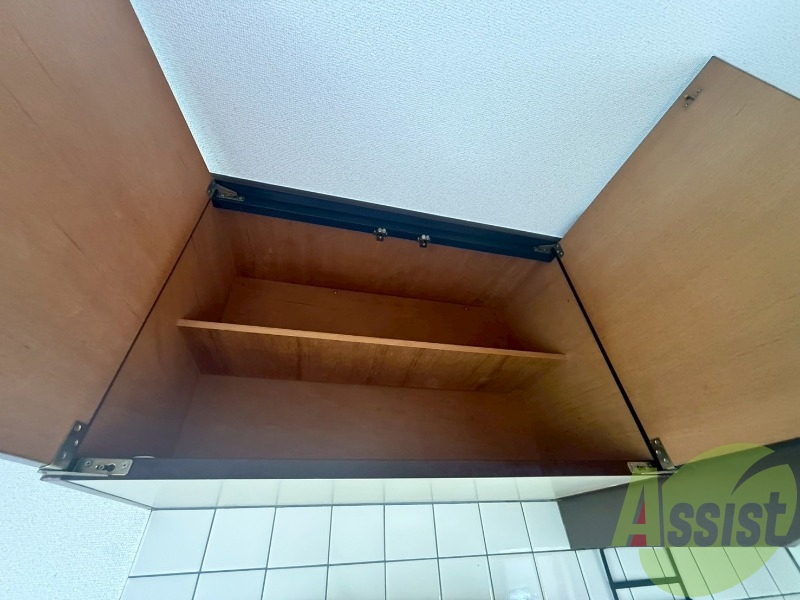 キッチン上にも収納箇所がございます。調理器具の収納にどうぞ。 キッチン上にも収納箇所がございます。調理器具の収納にどうぞ。