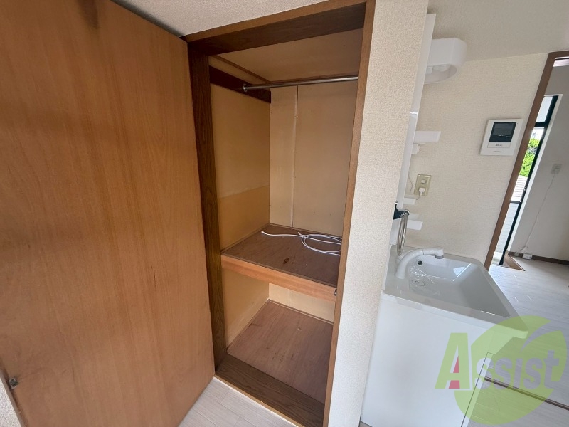 収納箇所は奥行きがあるので、大きな荷物も収納出来ますね。 収納箇所は奥行きがあるので、大きな荷物も収納出来ますね。