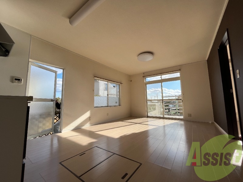 リビングは11帖のLDKです。南向きなので日当たりも良好です リビングは11帖のLDKです。南向きなので日当たりも良好です